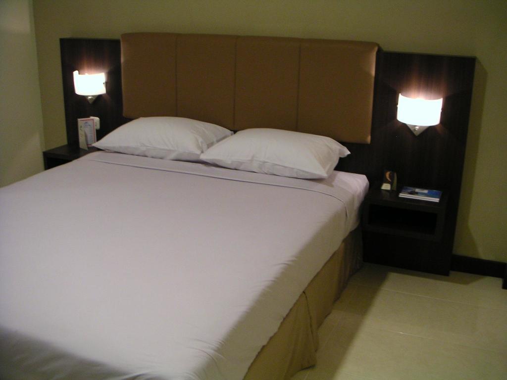 Royal Mamberamo Hotel Соронг Номер фото