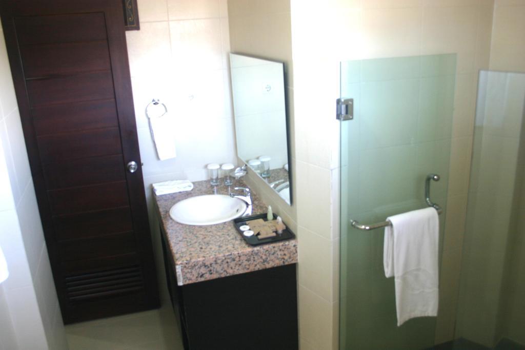 Royal Mamberamo Hotel Соронг Номер фото