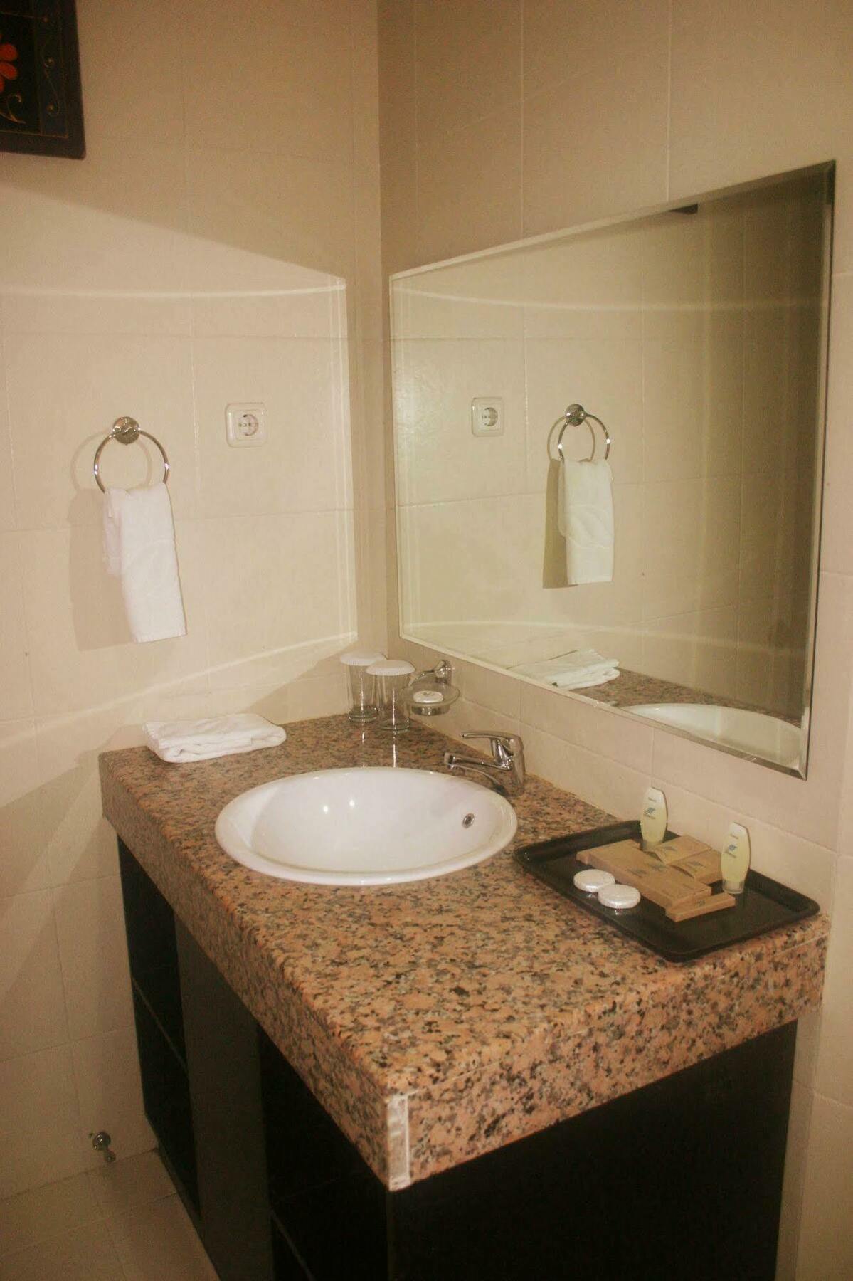 Royal Mamberamo Hotel Соронг Экстерьер фото